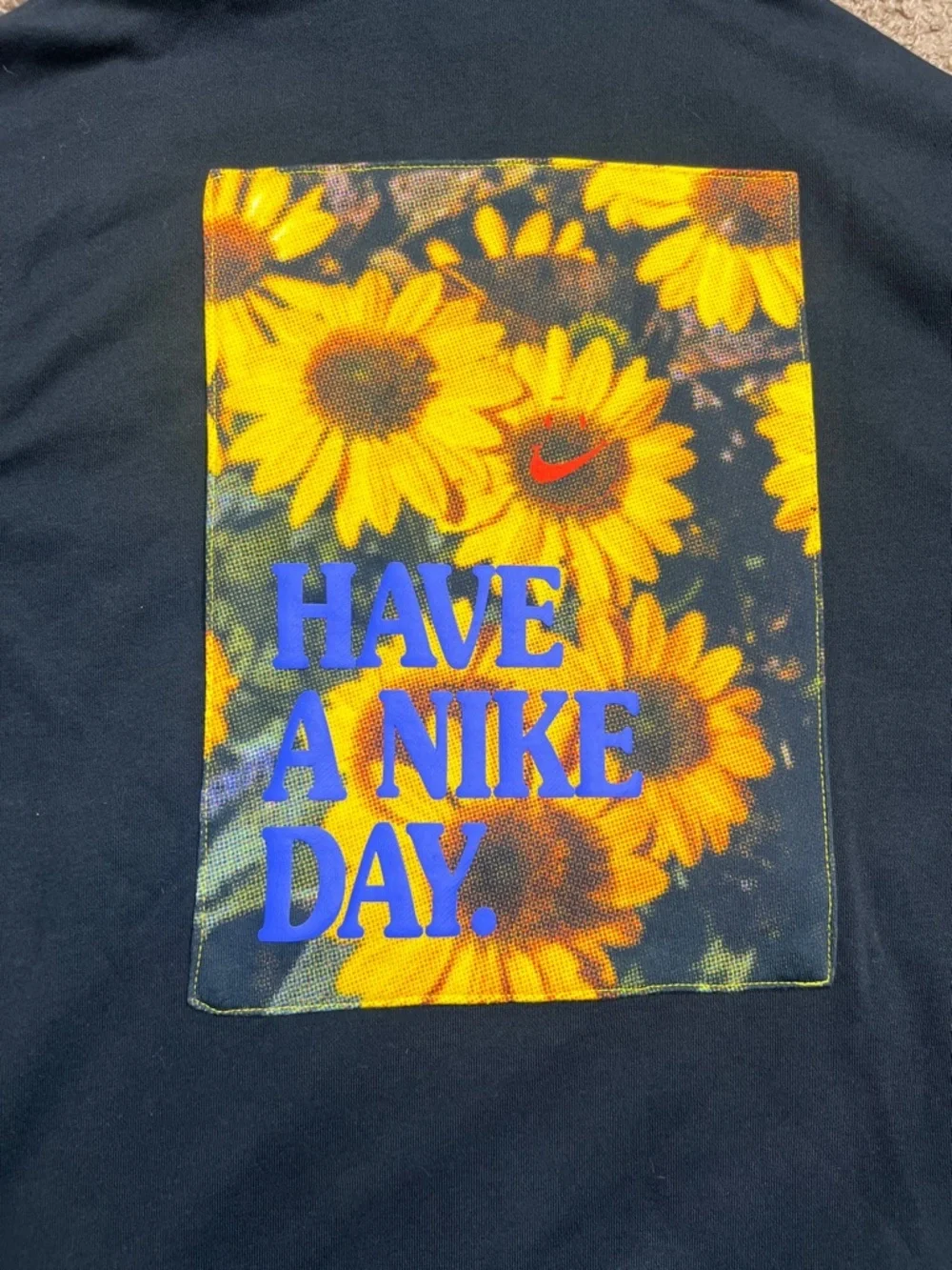 NWT Nike ‘Have A Nike Day’ Daisy Men’s Hoodie, Size Large